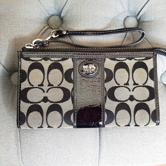 Coach Handbags - Coach wristlet
